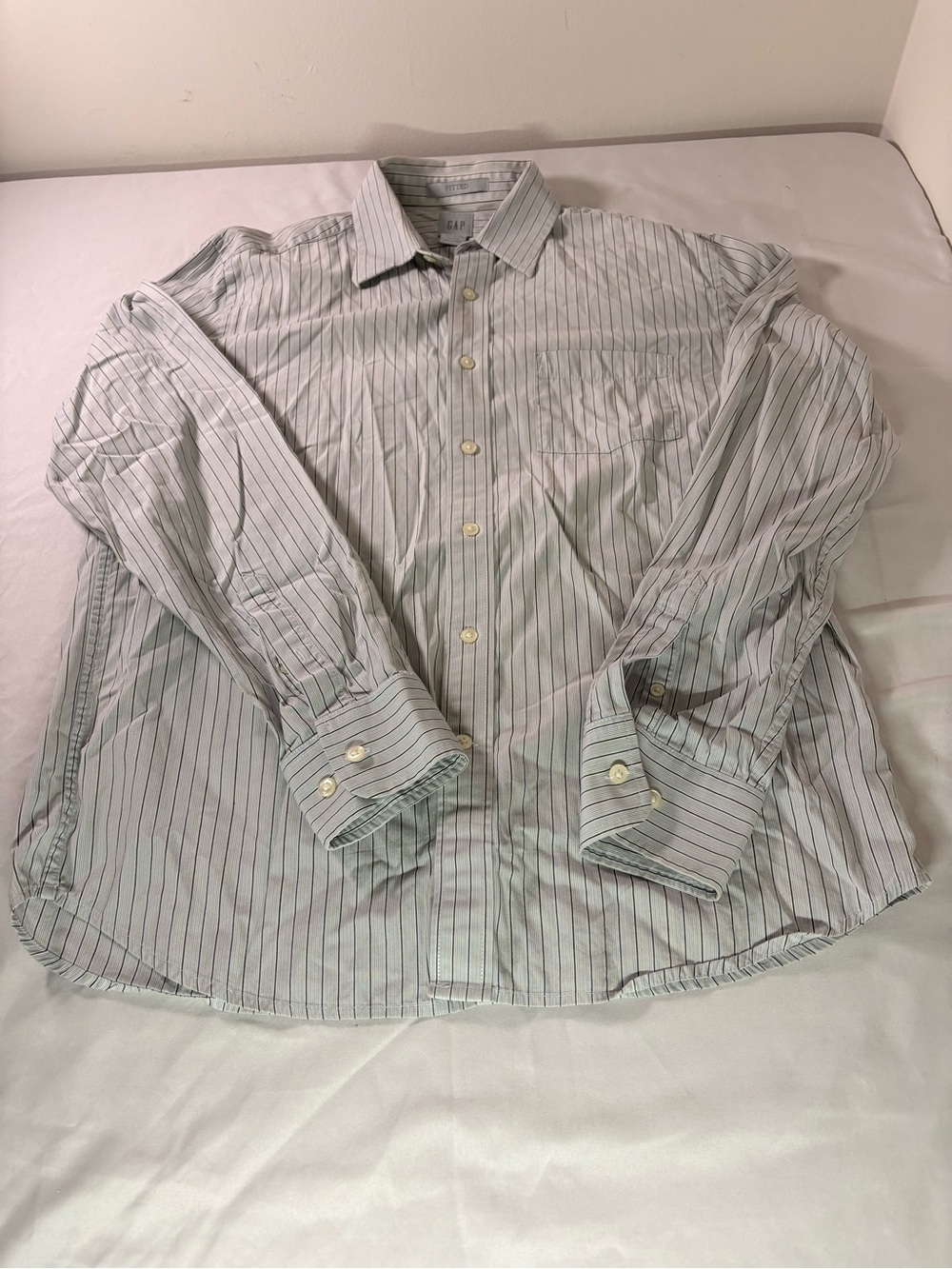 GAP Men's White Button-Up Shirt with Thin Blue Stripes( bc4)